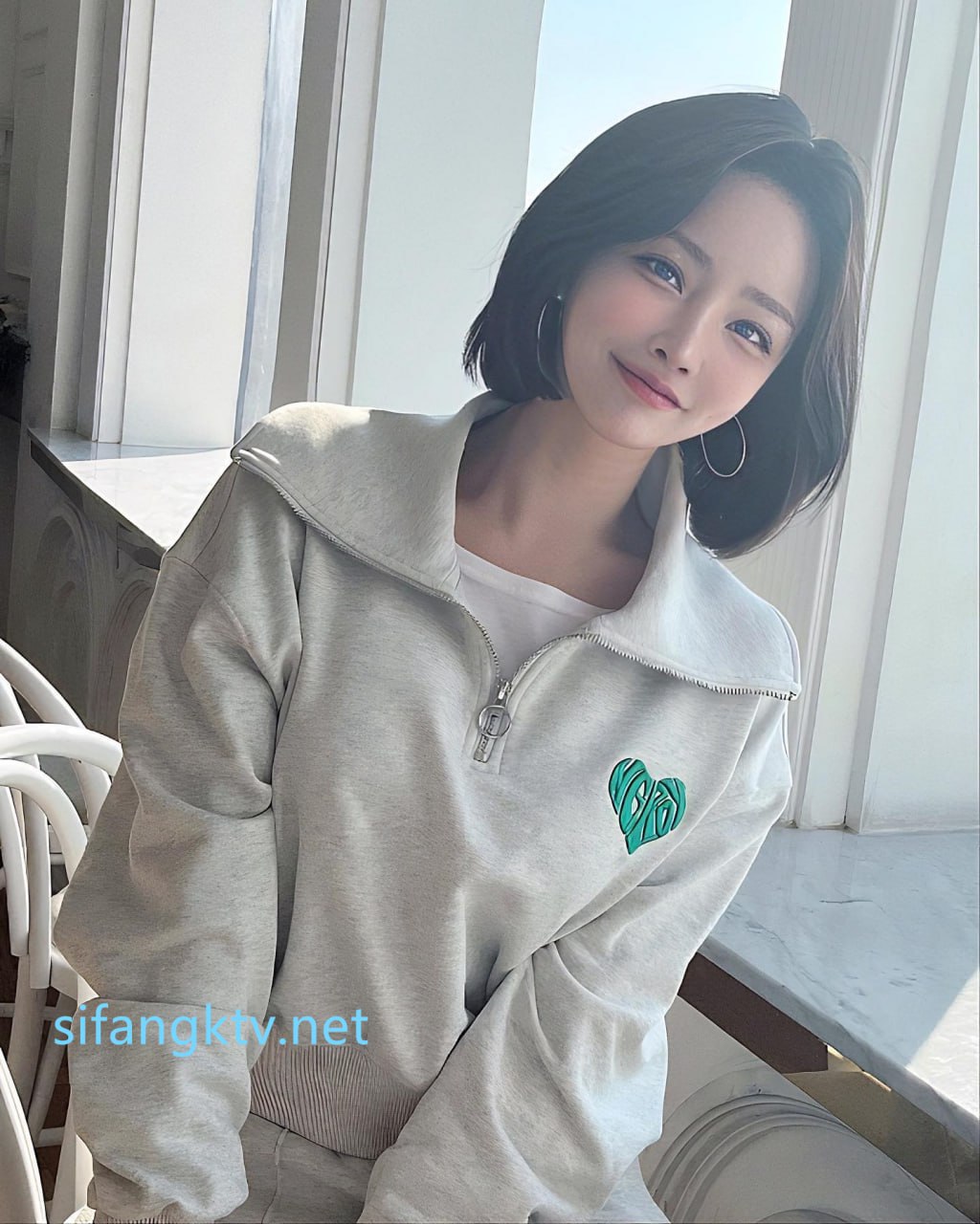 年轻眼镜短发萌妹子床上自慰 学生制服苗条身材翘着屁股手指抠逼非常诱人 很是诱惑不要错过